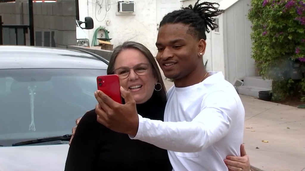 Young Man Who Was Accidentally Invited To ‘grandma’s’ Thanksgiving As A Teen Celebrates 6th Year Of Dinner Together