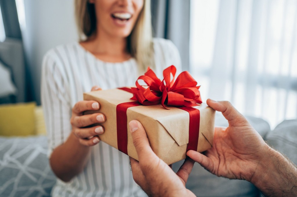 Give Her Holiday Gifts She Really Wants: Check Out These 10 Ideas