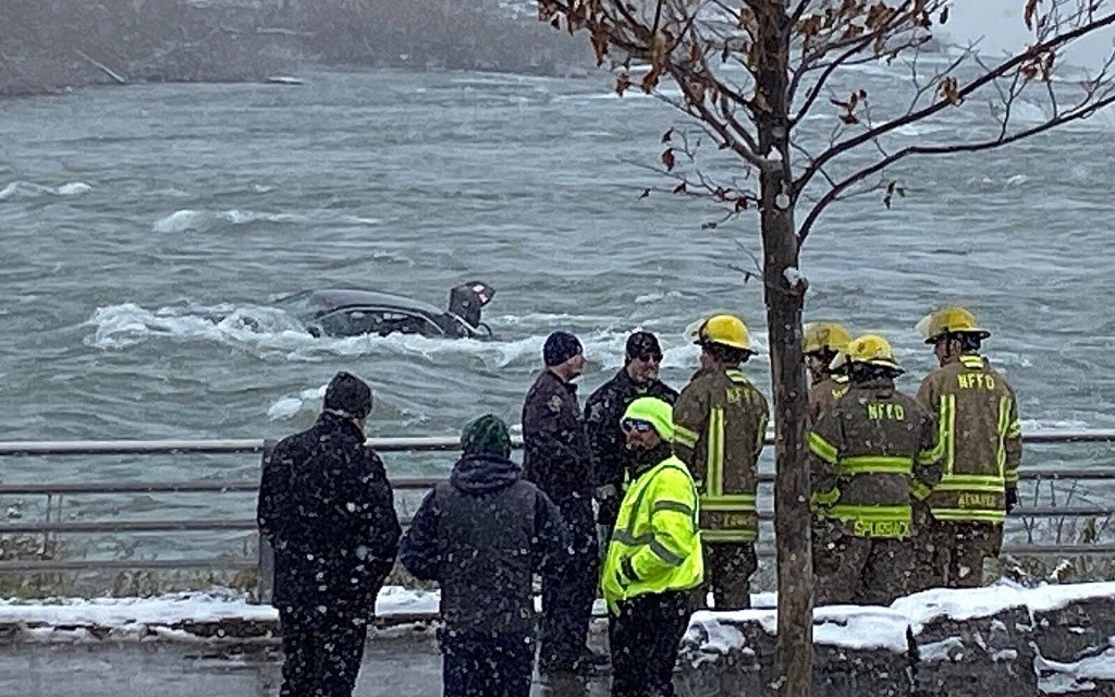 Woman Pulled From Car Submerged At Brink Of Niagara Falls