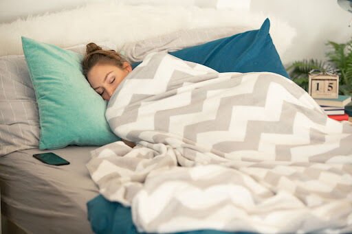 If You Have Sleep Issues, Here’s Why You Should Consider A Weighted Blanket