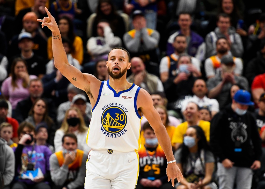 Steph Curry Makes A Three Pointer For The 158th Consecutive Game To Break His Own Nba Record