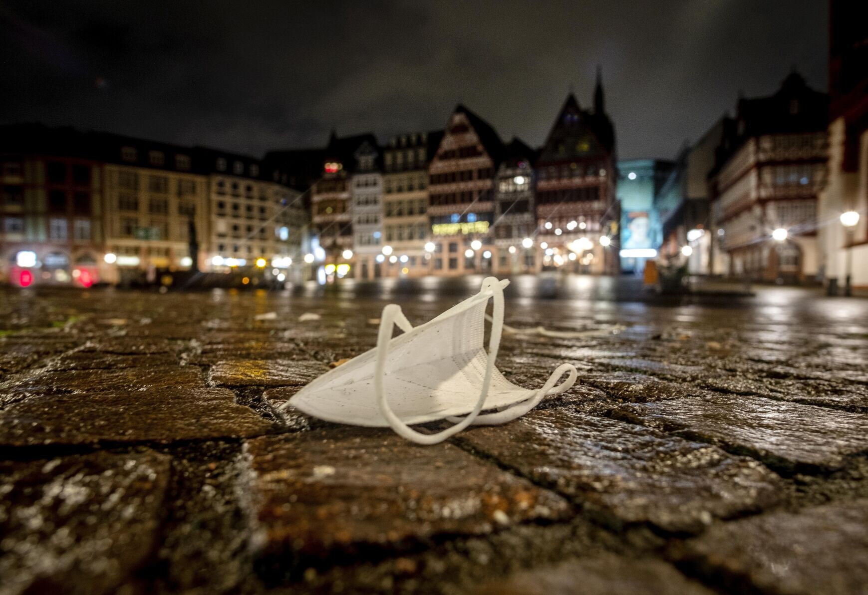 <p>A face mask is left on the Roemerberg square in Frankfurt, Germany, Friday, Dec. 24, 2021. (Photo/Michael Probst)</p>