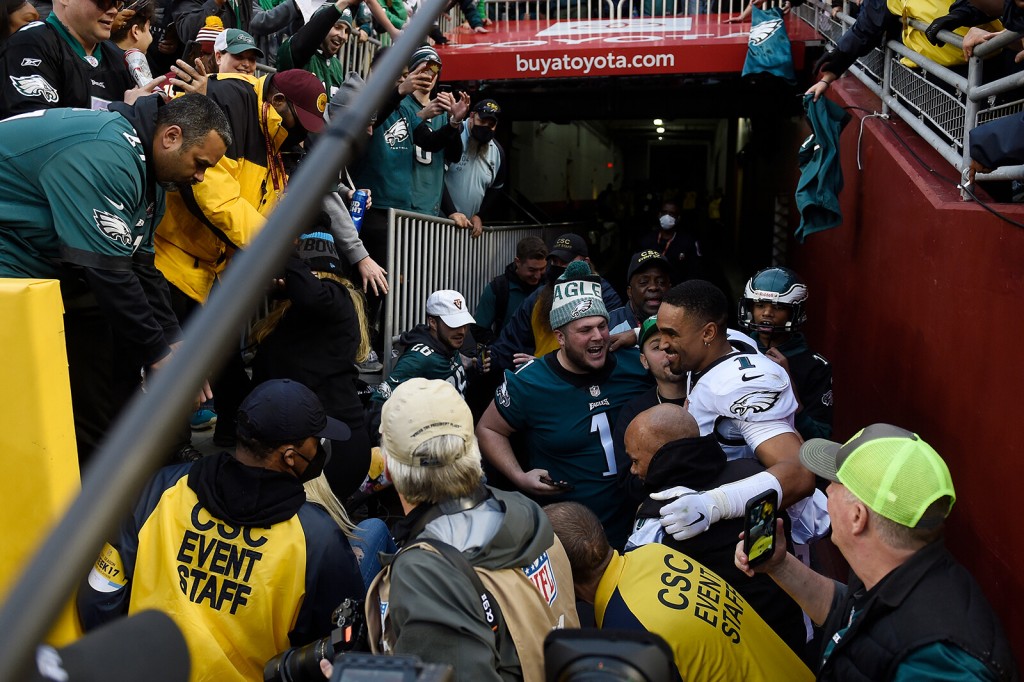 Philadelphia Eagles Qb Jalen Hurts Helps Fans When Railing Collapses After Win Over Washington Football Team