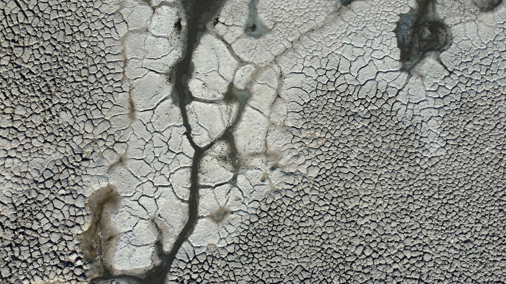 <p>Water pools on cracked mud along the Great Salt Lake Saturday, Jan. 29, 2022, at Antelope Island, Utah. </p>