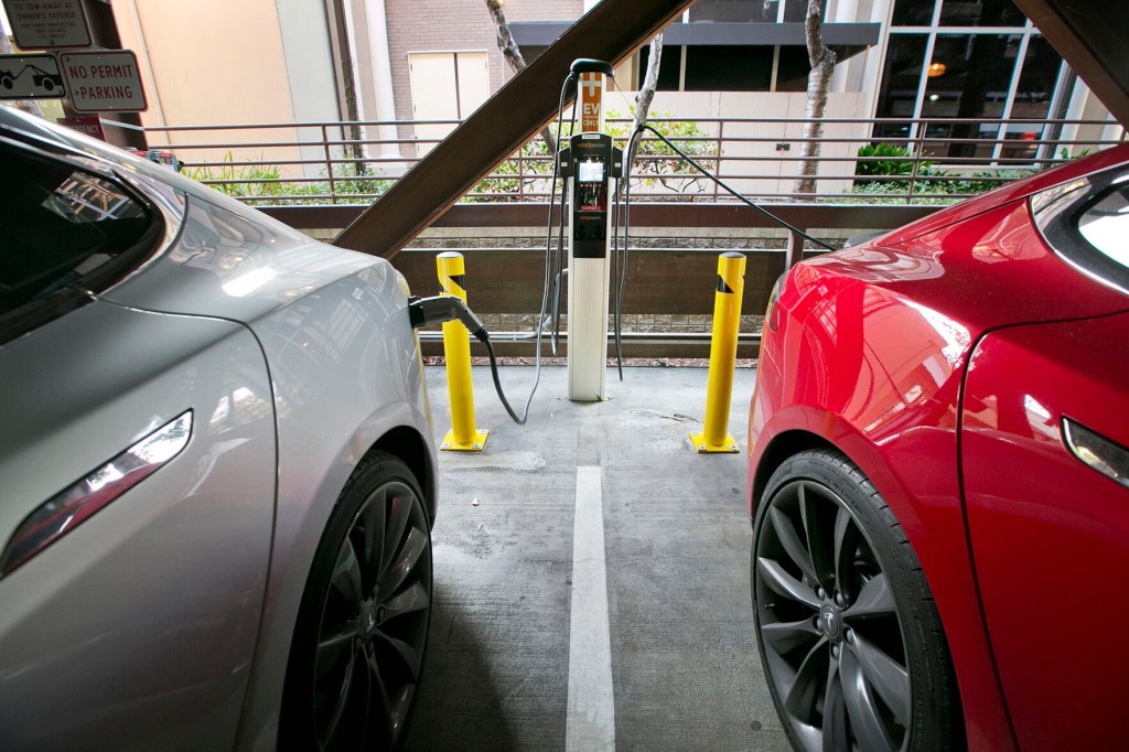 Can An Electric Car Really Help You Save Money? Here’s What Experts Say
