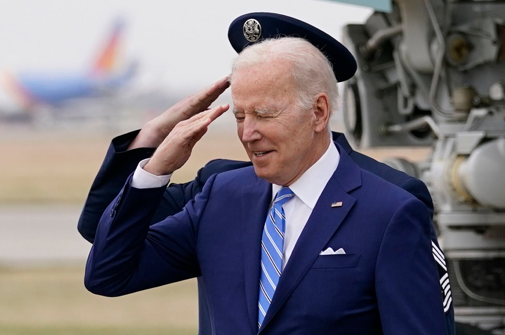 <p>President Joe Biden salutes as he arrives on Air Force One at Des Moines International Airport, in Des Moines Iowa, Tuesday, April 12, 2022, en route to Menlo, Iowa. (AP Photo/Carolyn Kaster)</p>