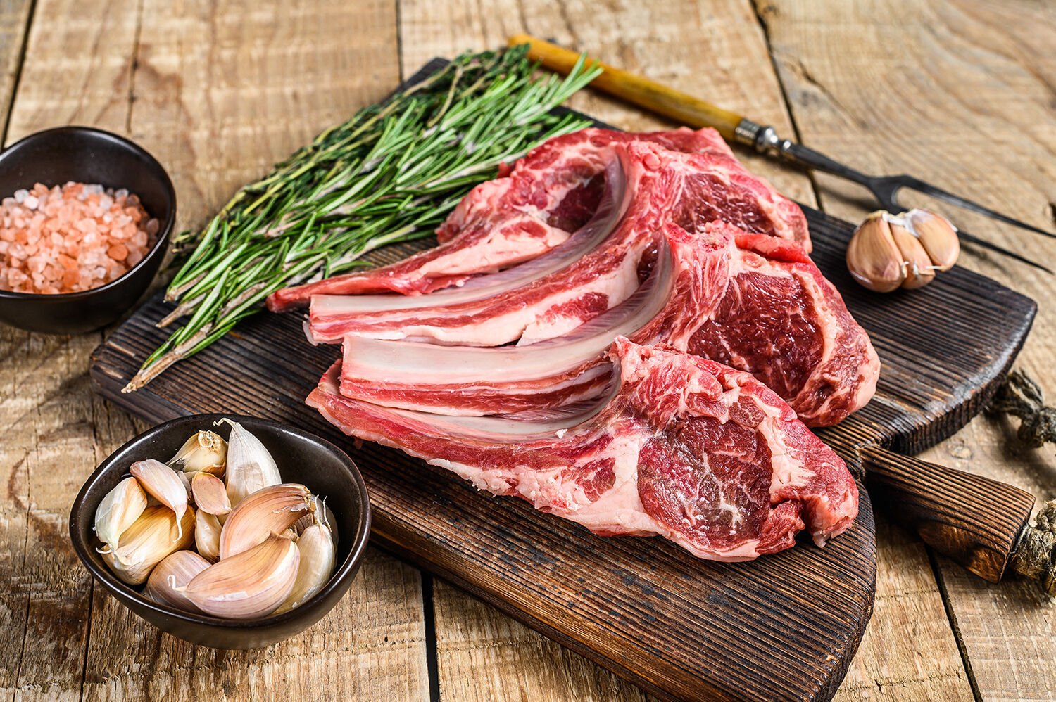 <p><span>Lamb chops often need little more than garlic and spices.</span></p>