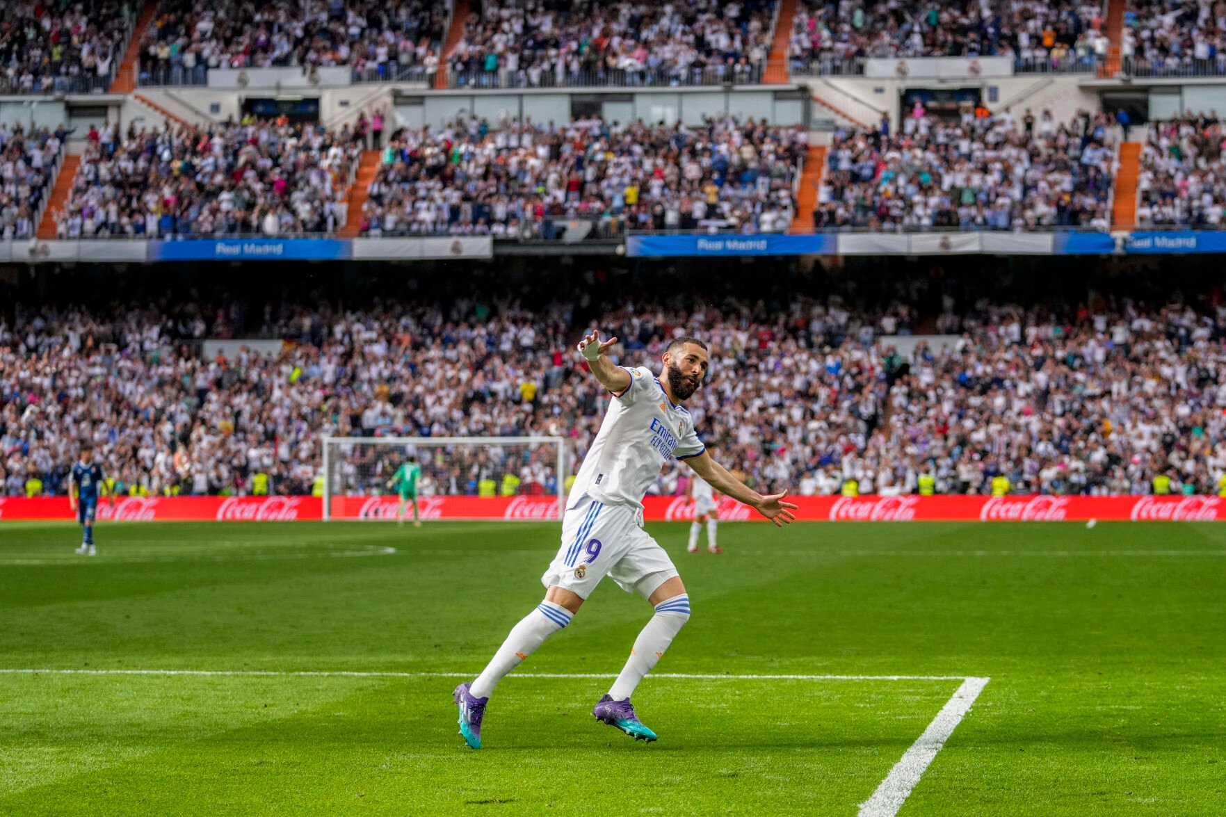 <p>Real Madrid's Karim Benzema celebrates after scoring during La Liga soccer match at the Santiago Bernabeu stadium in Madrid, Saturday, April 30, 2022. (AP Photo/Bernat Armangue)</p>