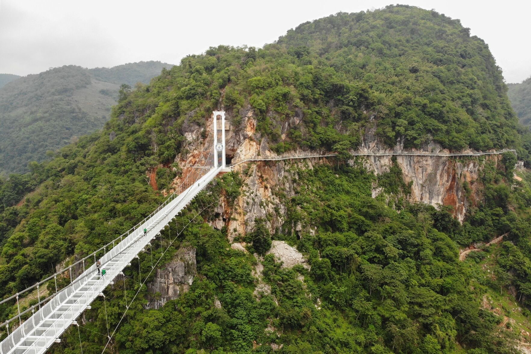 <p>This aerial photo shows the newly constructed Bach Long glass bridge in Moc Chau district in Vietnam's Son La province on April 29.</p>