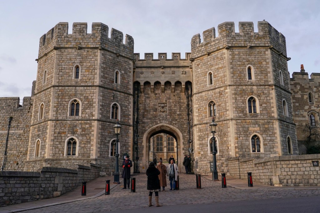 Fake Priest Reportedly Conned Way Into Barracks Of Queen’s Guards