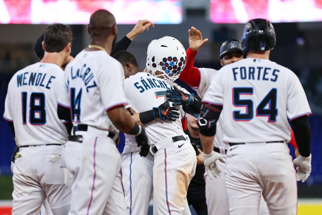 Marlins Shortstop Gets Tooth Knocked Out But Miami Claims A Walk Off Victory In The 11th