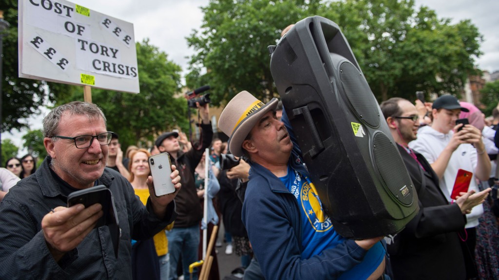 Hugh Grant Encouraged British Demonstrators To Blast ‘benny Hill’ Theme Song — And They Did