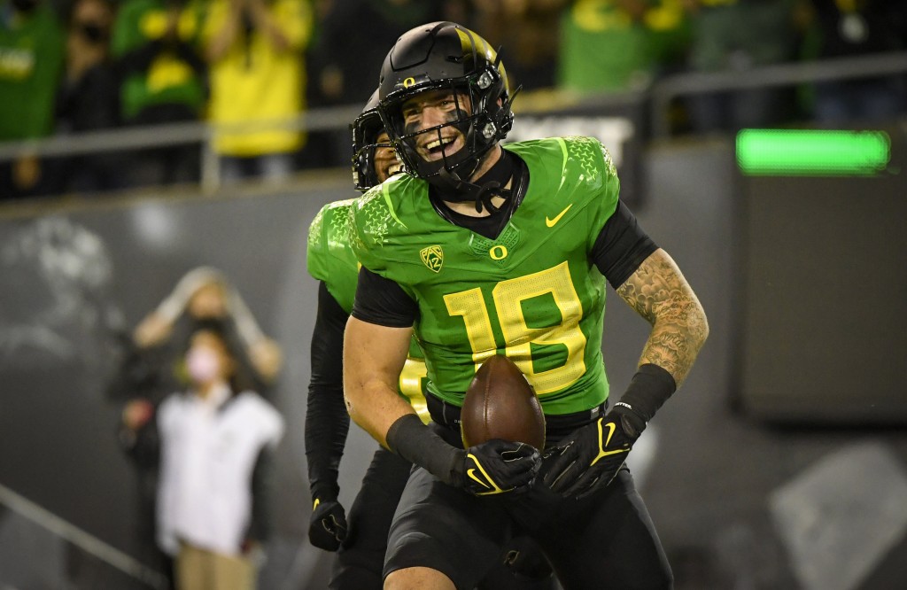 Oregon Ducks Football Player Spencer Webb Dies From Head Injury After Fall