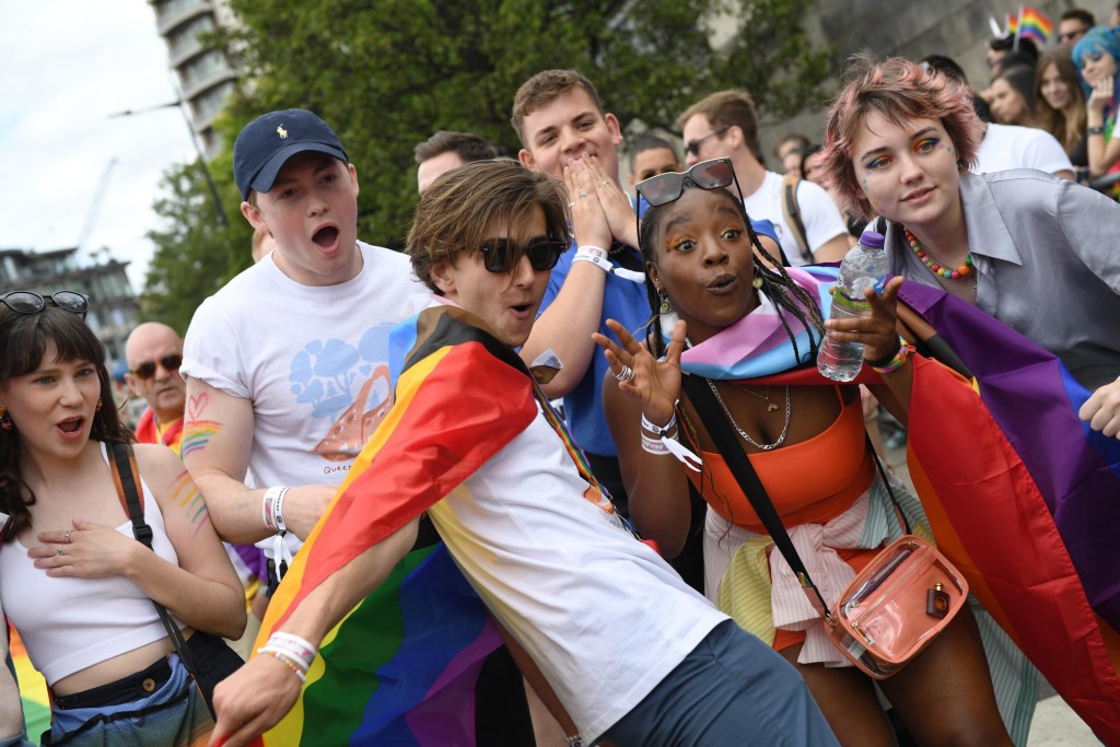 Cast Of ‘heartstopper’ Sings Whitney Houston Against Anti Lgbt Protesters In Viral Video