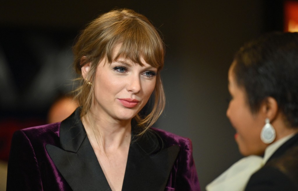 ‘twilight Saga: New Moon’ Director Regrets Rejecting Taylor Swift From Film