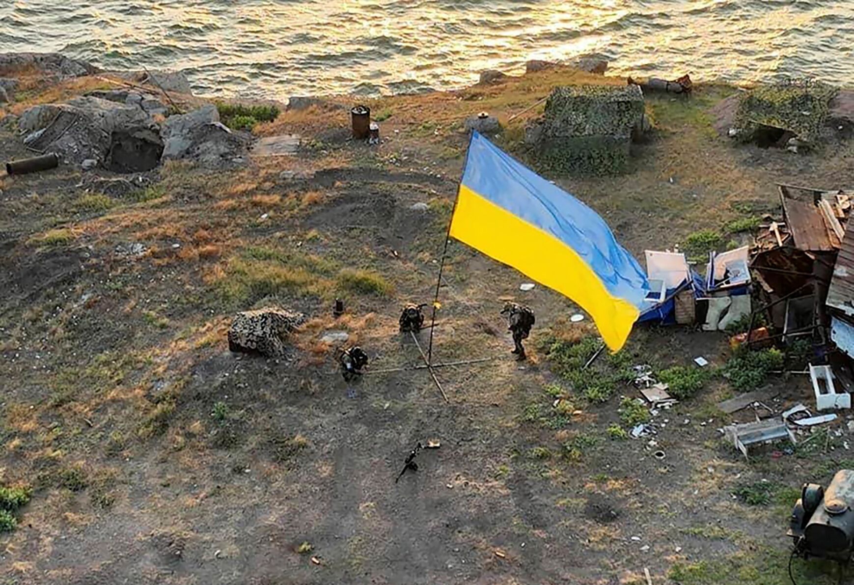 <p>In this photo provided by the Ukrainian Defence Ministry Press Office on Thursday, July 7, 2022, Ukrainian soldiers install the state flag on Snake Island, in the Black Sea. </p>
