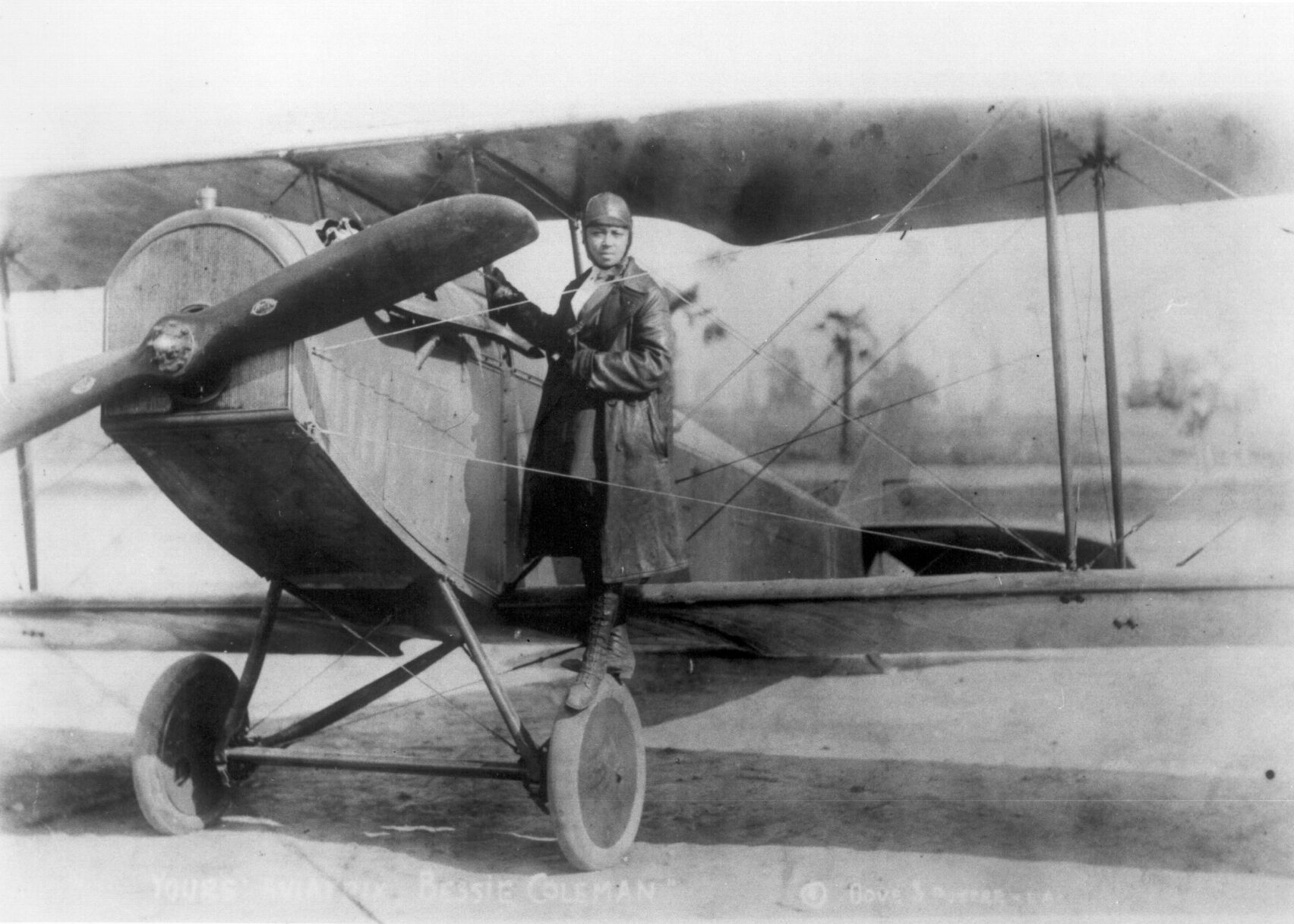 <p><span>American pilot Bessie Coleman in her bi-plane, circa 1920.</span></p>