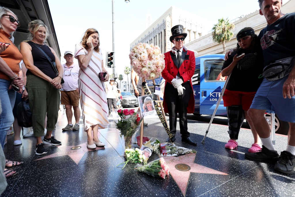 ‘grease’ Co Stars, Friends And Fans Pay Tribute To Olivia Newton John