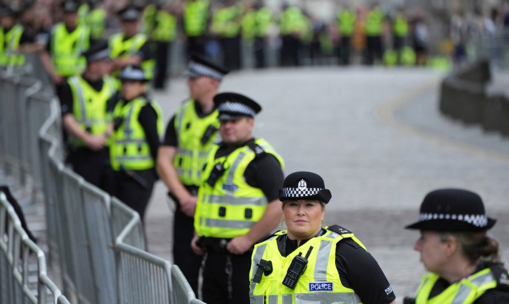 Queen Elizabeth Ii’s Coffin Takes Long Road Through Scotland