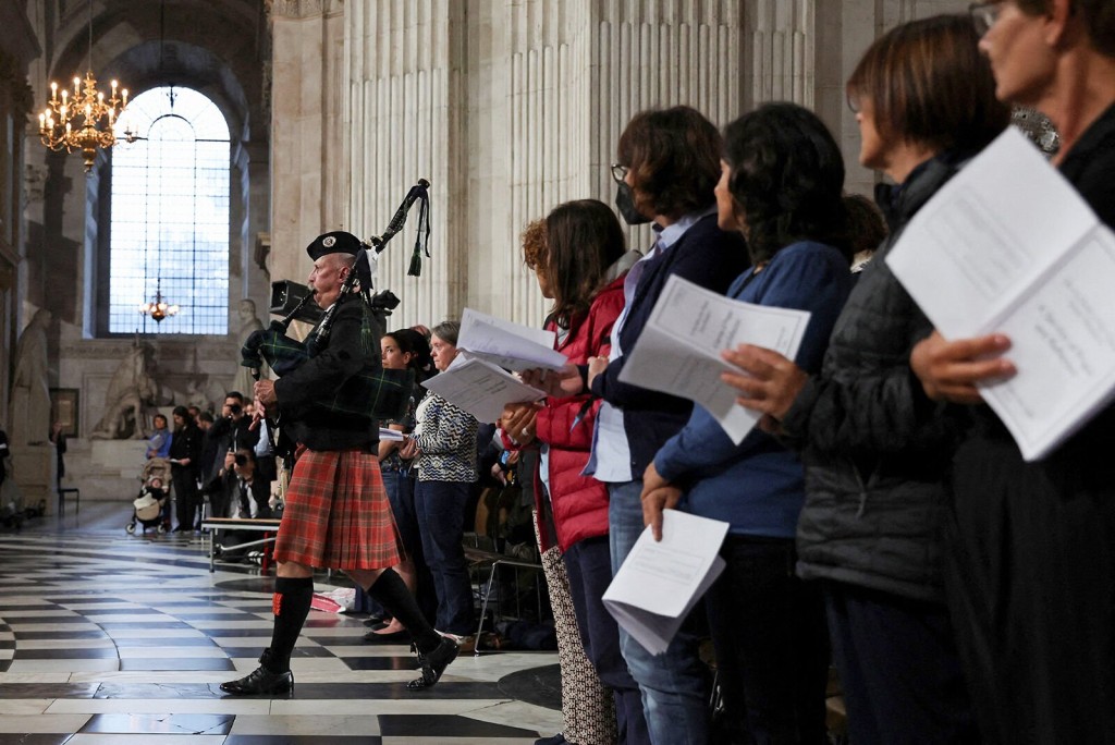 The Piper Who Woke The Queen Up Every Morning Is Playing Her To Rest