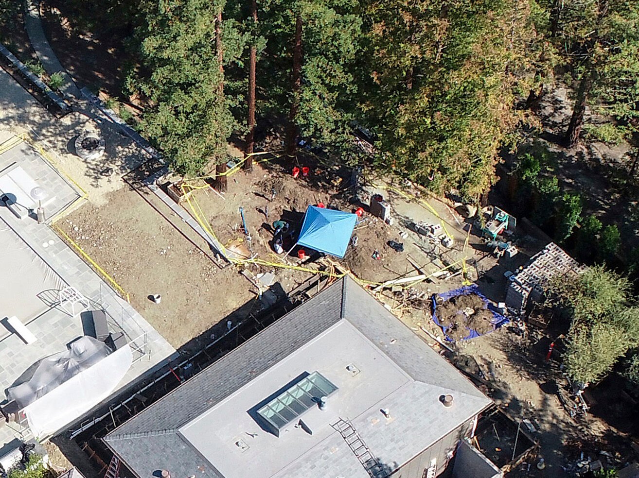 <p>This aerial view shows the scene at a mansion where a car was found buried in Atherton, Calif.</p>