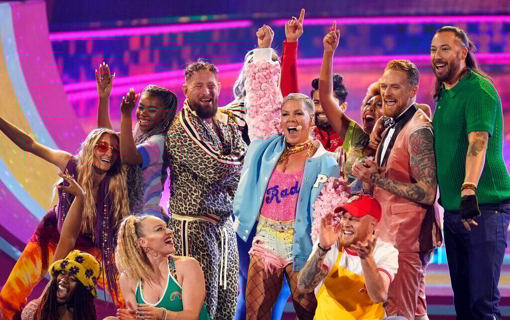 The 50th Amas: The Winners, Photo Highlights, Taylor Swift’s Sweep, Lionel Richie’s Icon Award