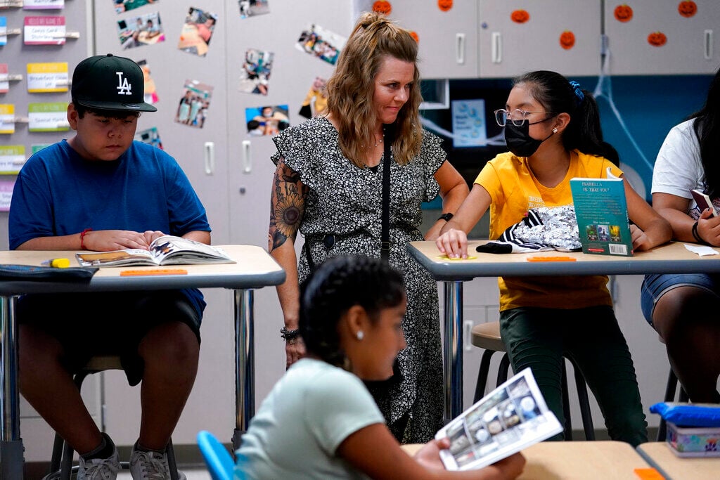 <p>Whittier Elementary School principal Andrea Lang Sims interacts with a student, Tuesday, Oct. 18, 2022 in Mesa, Ariz. </p>