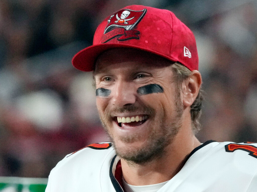 Buccaneers Quarterback Blaine Gabbert Helped Rescue Family From A Helicopter Crash Via Jet Ski