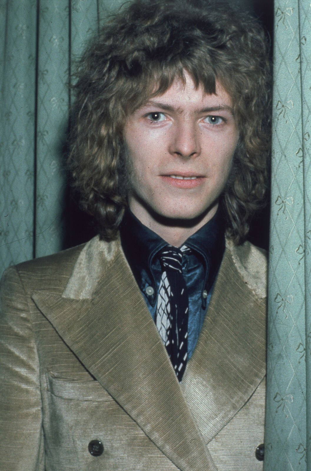 <p>Pop singer David Bowie at the "Disc and Music Echo" Valentine Awards ceremony at the Cafe Royal in London in 1970. (Hulton Archive/Getty Images/TNS)</p>