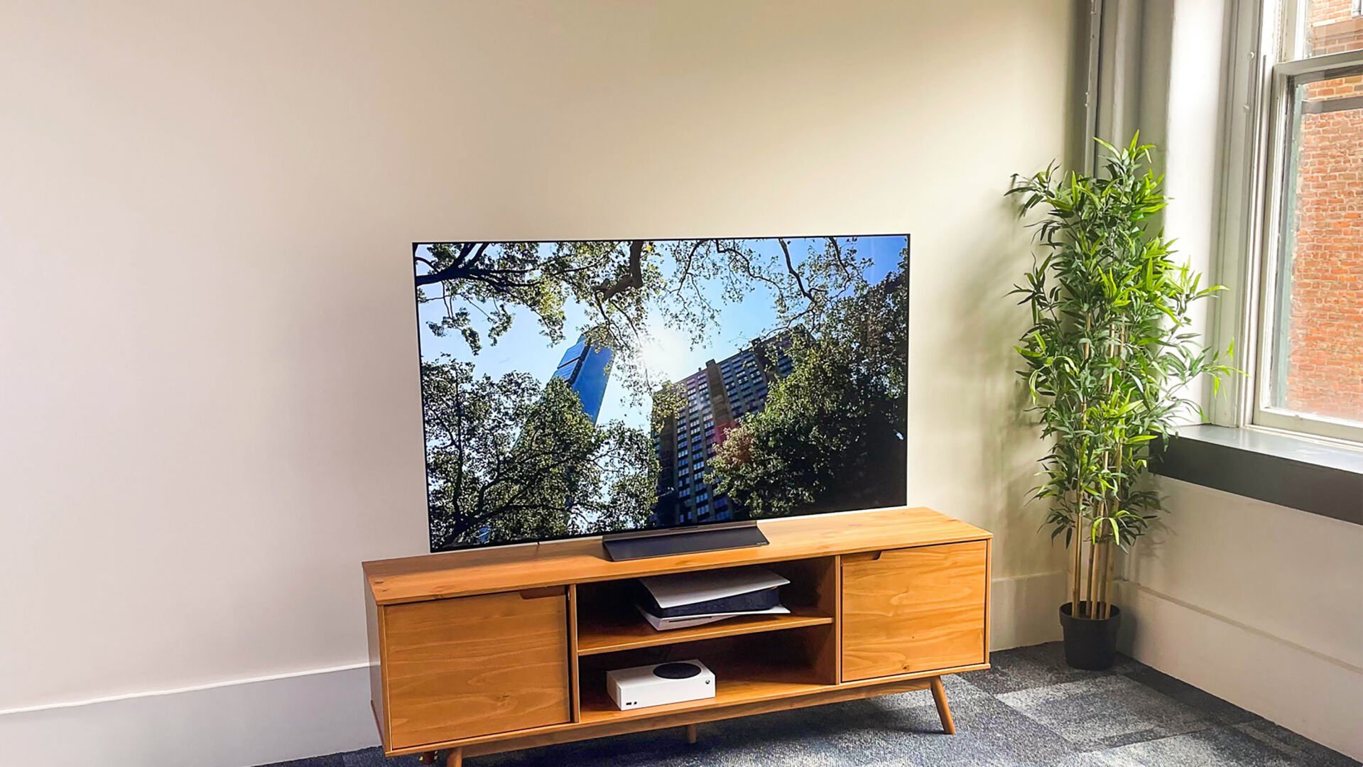 <p>Best high-end TV for the money: LG OLED C2. (CNET/TNS)</p>