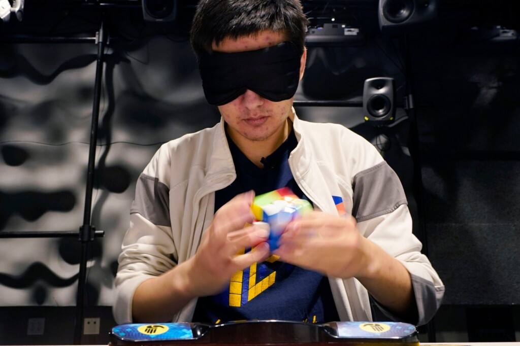 ‘speedcubing’ World Champion Says Rubik’s Cube And Violin Go Hand In Hand. Watch Him Do Both.