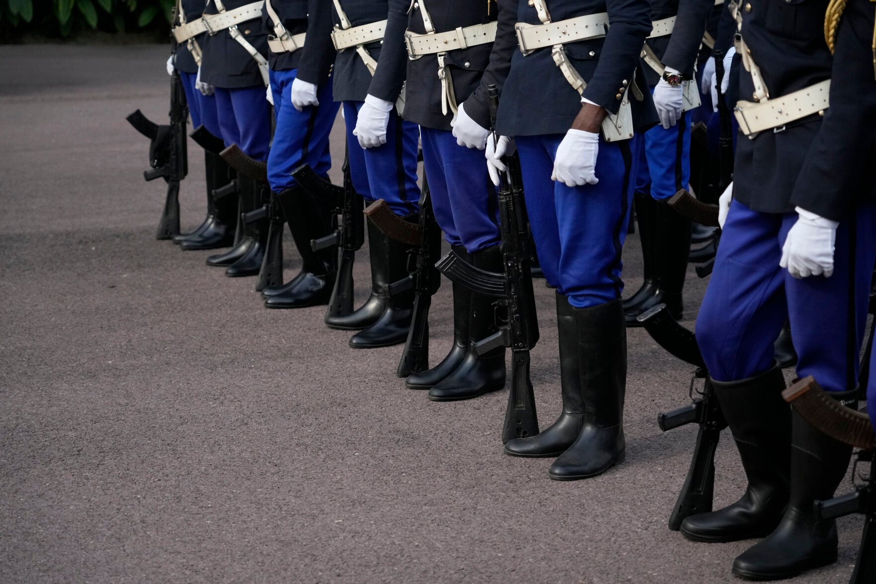 <p>Honour guards stand Tuesday as they wait Pope Francis for a welcome ceremony at the "Palais de la Nation" in Kinshasa, Democratic Republic of the Congo.</p>