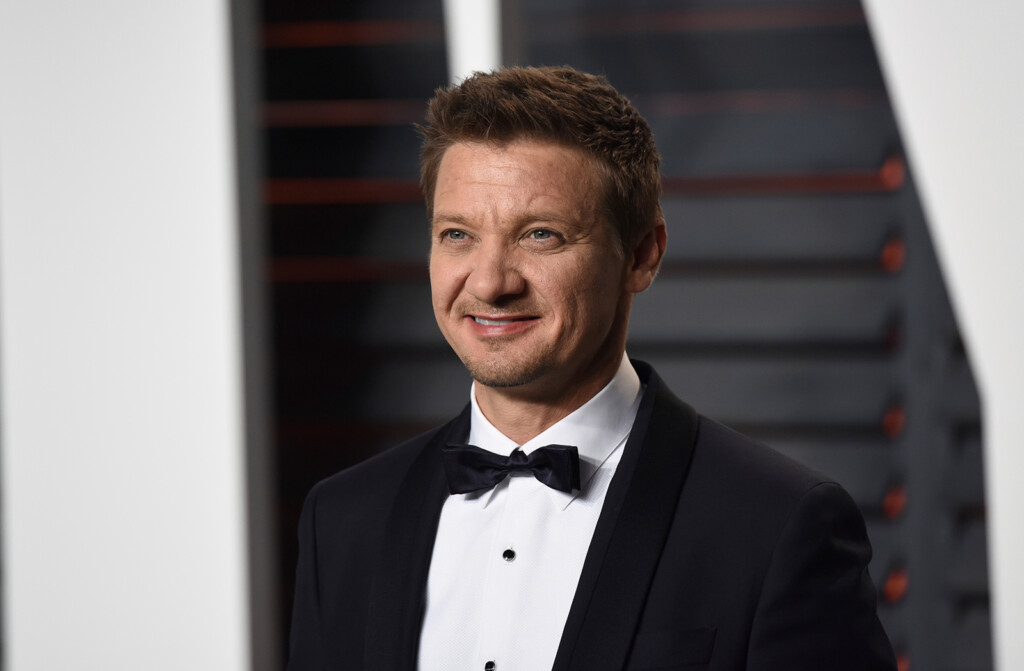 Jeremy Renner Is In Icu Recovering From 2 Surgeries After Being Injured In Snow Plowing Incident