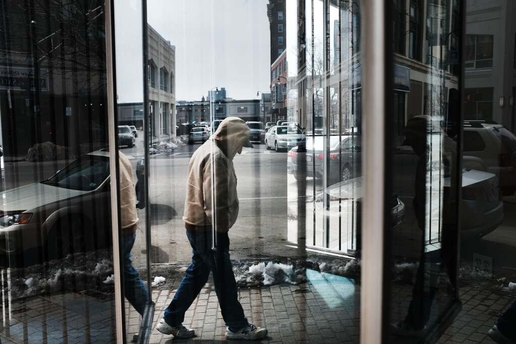 Low Wages Linked With Elevated Mortality Risk For Middle Age Workers In The Us, Study Finds