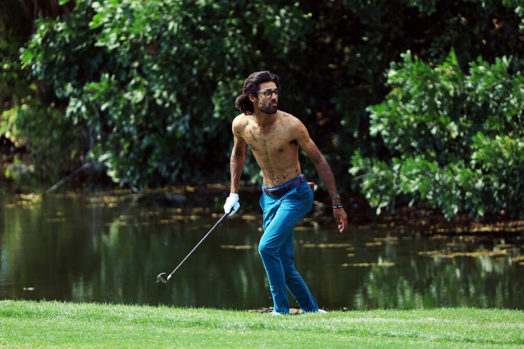 Golfer Akshay Bhatia Takes Off Shirt To Play Muddy Shot — Twice
