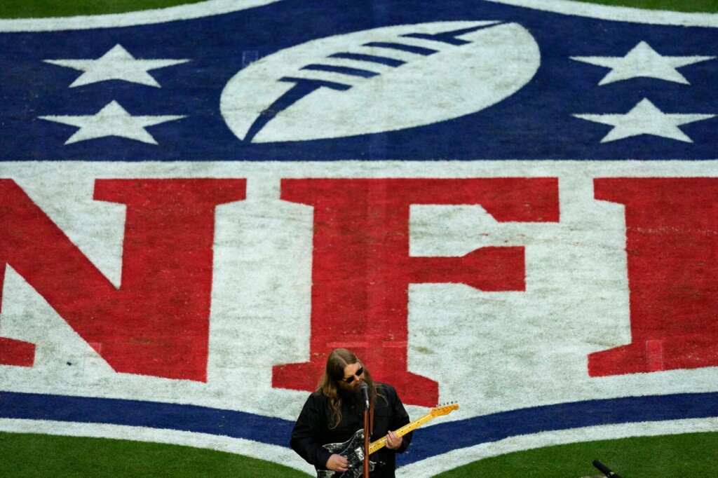 Watch: Chris Stapleton Keeps National Anthem Simple At Super Bowl