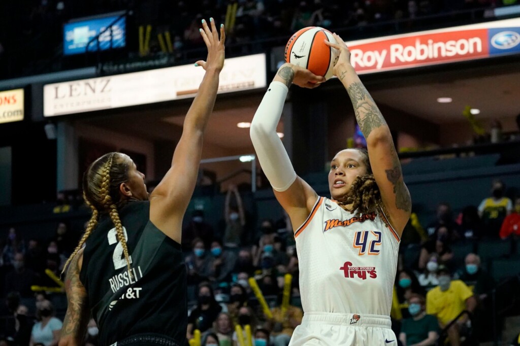 Brittney Griner Re Signs With Phoenix Mercury