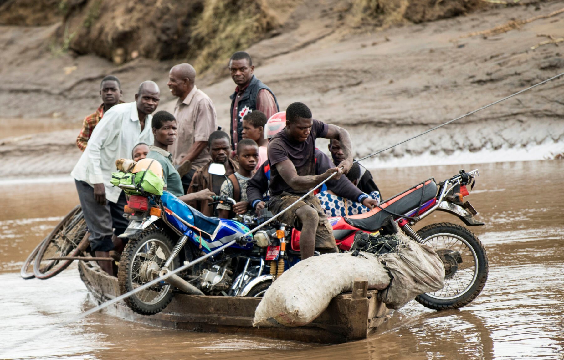 <p>Men transport their salvaged belongings March 17 in Chiradzulu, southern Malawi.</p>
