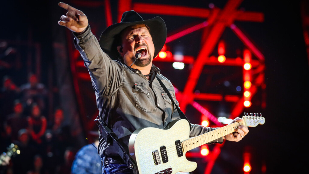 Dolly Parton And Garth Brooks Set To Host The Country Music Awards