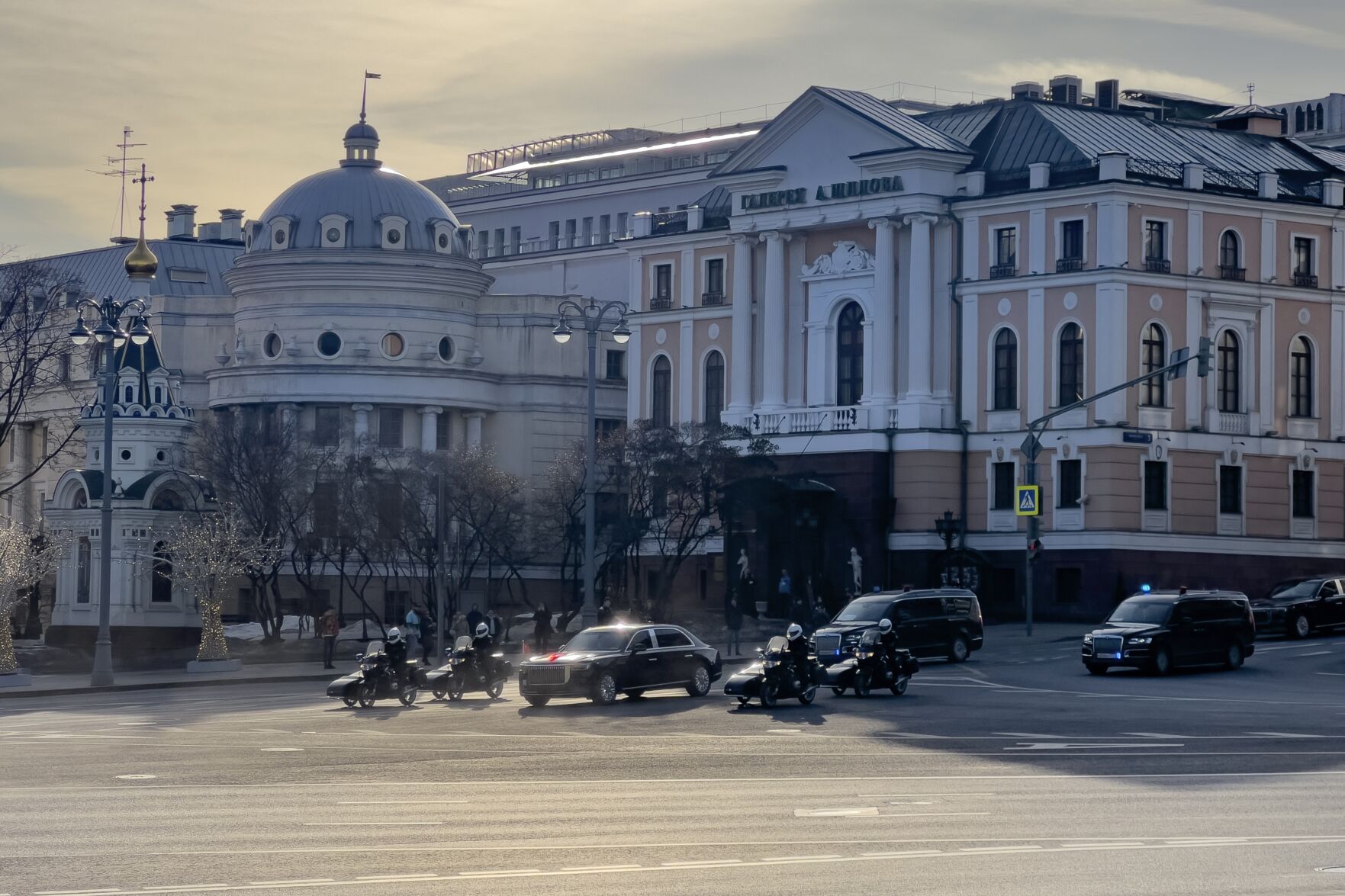 <p>Chinese President Xi Jinping's motorcade drives toward the Kremlin on Monday in Moscow.</p>