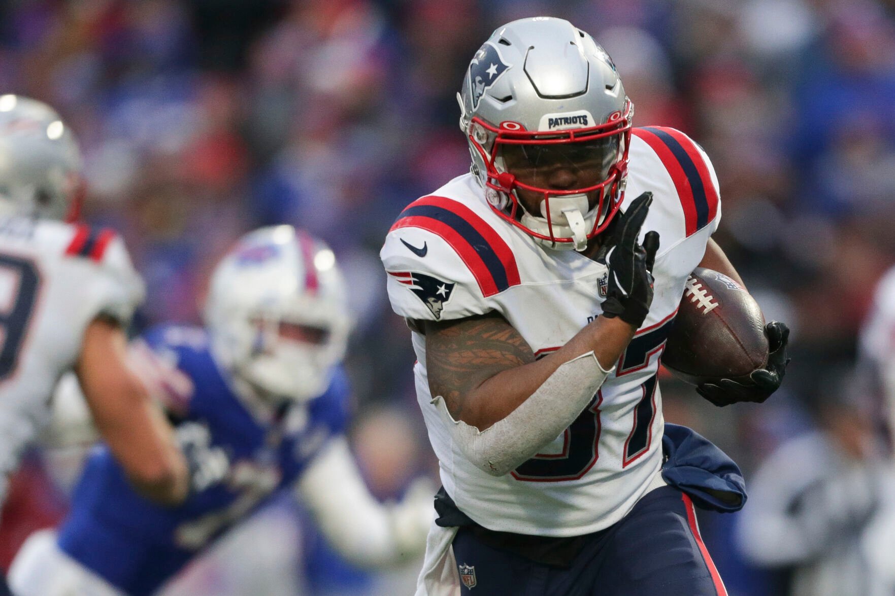 <p>Former New England Patriots running back Damien Harris signed a one-year contract with the Buffalo Bills on Tuesday.</p>