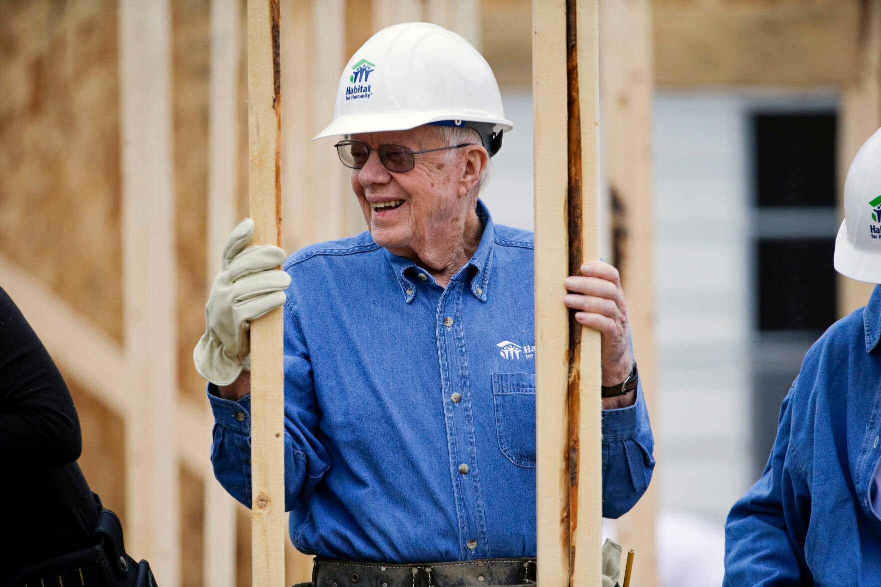 <p>FILE - Former U.S. President Jimmy Carter works at a Habitat for Humanity building site in Memphis, Tenn., Nov. 2, 2015. </p>
