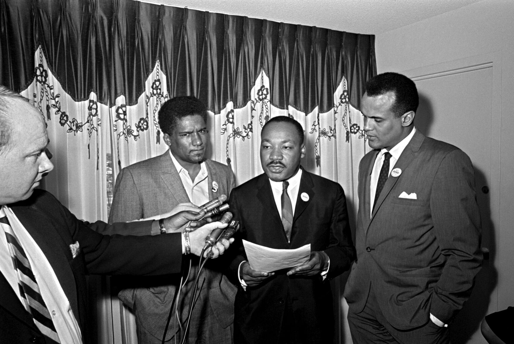 <p>Two prominent civil rights leaders denied any disunity in their ranks and announced that their organizations will cooperate on future projects in Atlanta, April 30, 1965. At the left is James Foreman, executive secretary of the Student Non-violent Coordinating Committee. Dr. Martin Luther King Jr., center, heads the Southern Christian Leadership Conference. Singer Harry Belafonte, right, was an objective observer.</p>