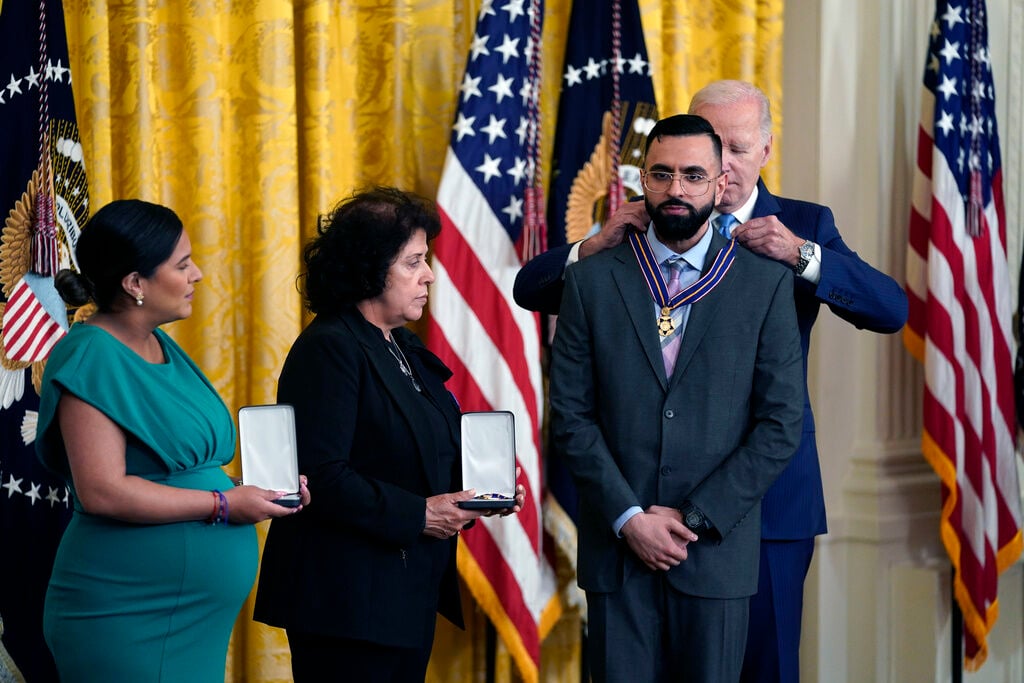 ‘true Heroism:’ Biden Honors 9 With Medal Of Valor Including 2 Nypd Cops Killed During 911 Call