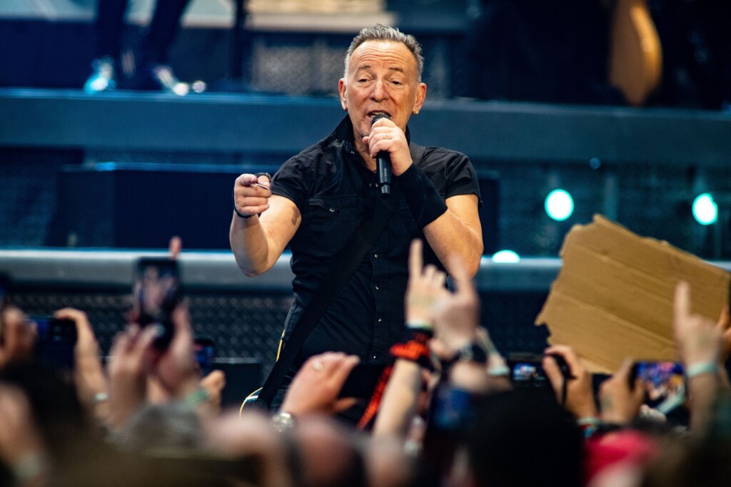 Bruce Springsteen Suffers Fall On Stage During Amsterdam Concert
