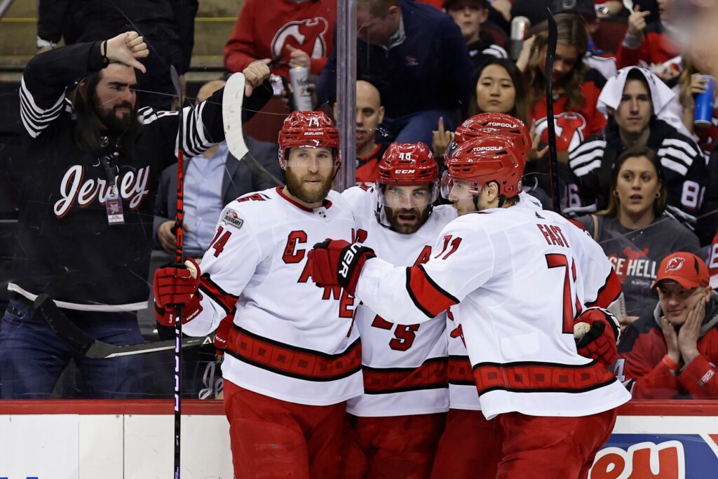 Hurricanes Roll To 3 1 Series Lead