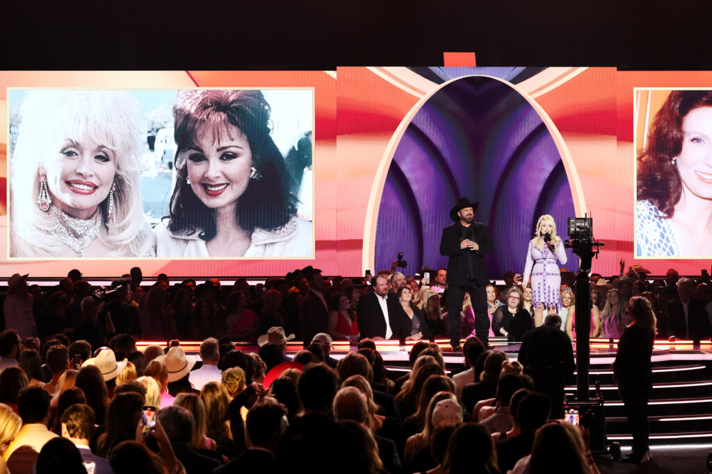 Dolly Parton Pays Emotional Tribute To Loretta Lynn And Naomi Judd At 2023 Acm Awards