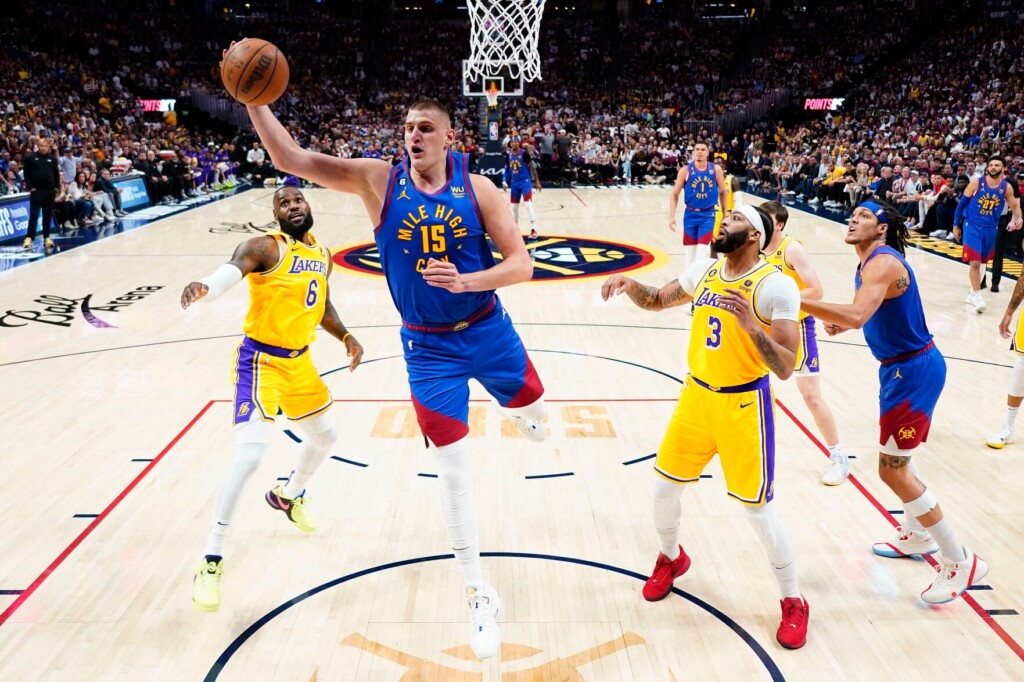 Nikola Jokic Leads Nuggets Past Lakers 132 126 In West Opener