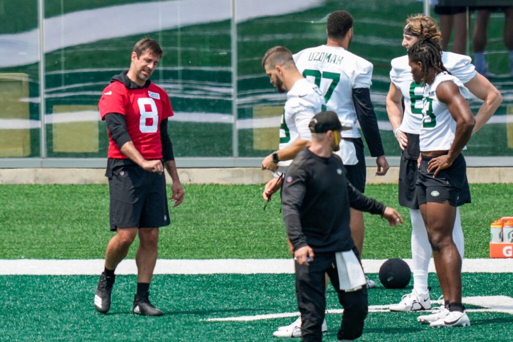 Aaron Rodgers Strains Calf During Warmups, Sits Out Jets Practice