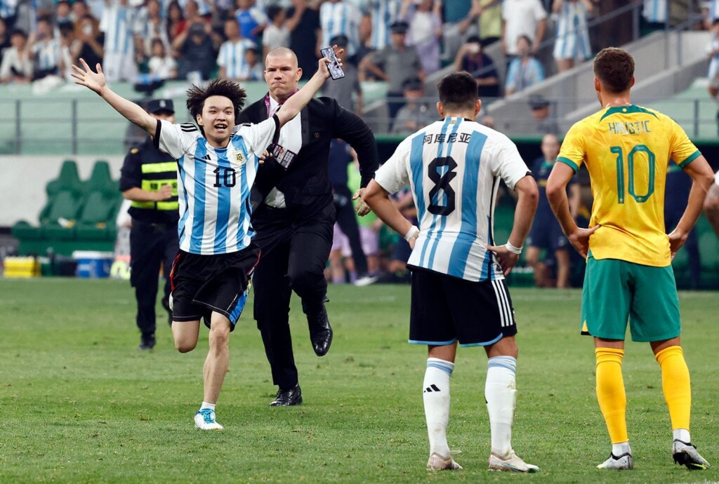 Young Chinese Soccer Fan Gives Security The Slip To Hug His Hero Messi Mid Game